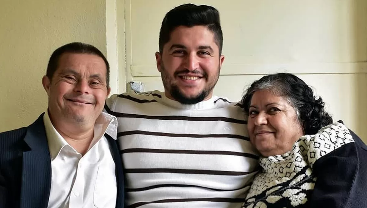 HISTORIA DE AMOR Y DE SUPERACIÓN. Tiene síndrome de down, fue papá y logró que su hijo se reciba de dentista.