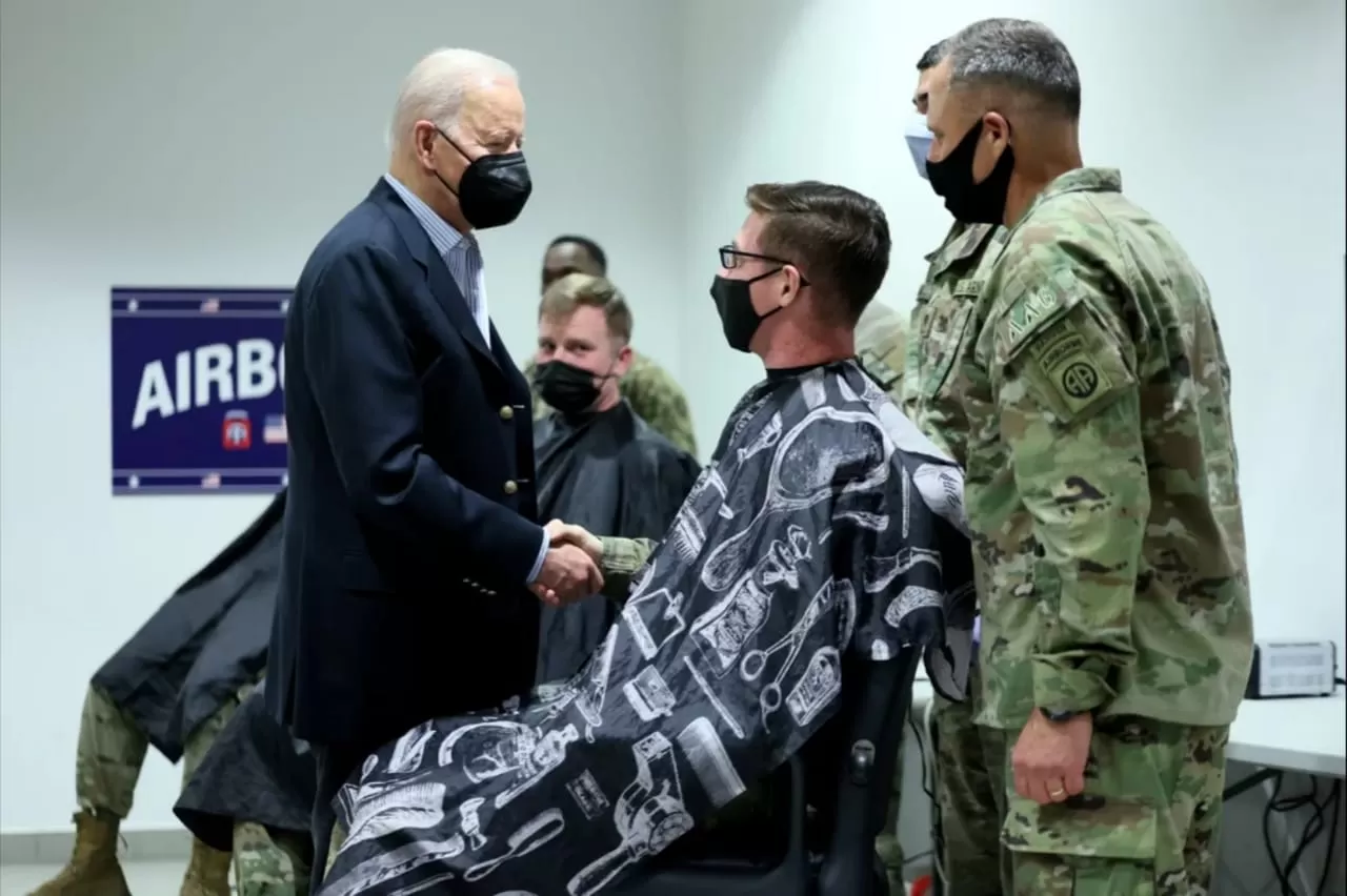Joe Biden saluda a los soldados norteamericanos.