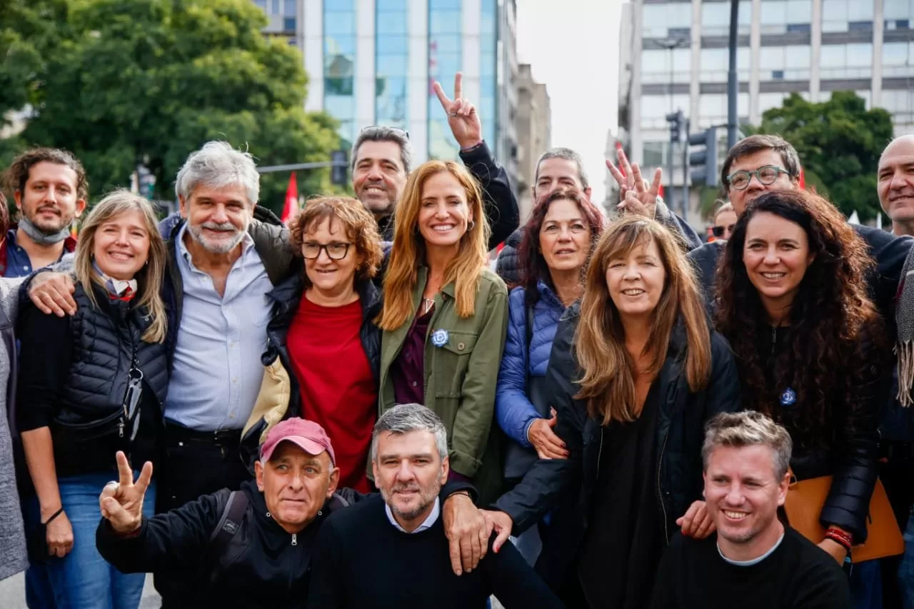 EN LA MARCHA POR EL DÍA DE LA MEMORIA. Tolosa Paz compartió en sus redes una foto junto a otros referentes y funcionarios identificados con Alberto Fernández. 