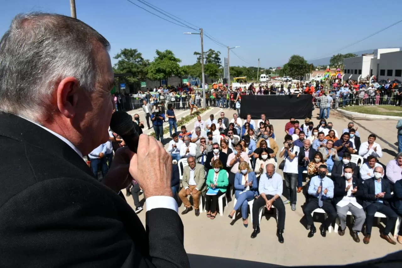 EN LOS POCITOS. Jaldo brindó un discurso al inaugurar la red de cloacas que beneficiará a unos 2.500 vecinos. Foto: prensa Gobernación
