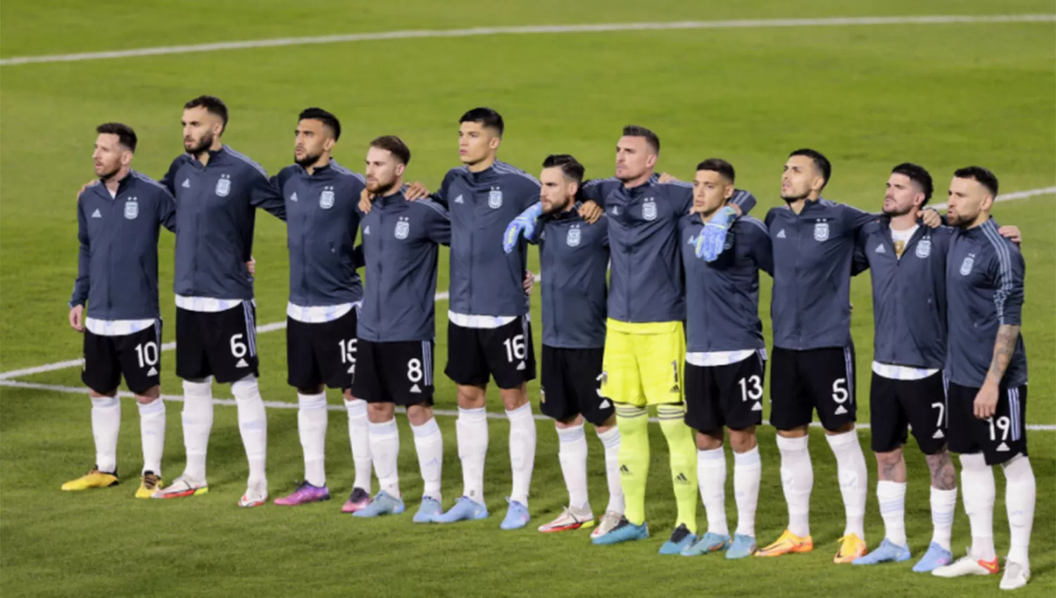 ABRAZADOS. Los jugadores argentinos cantando el himno nacional en La Bombonera.
