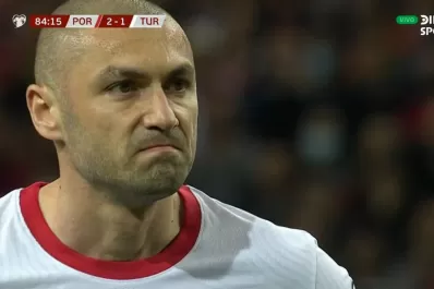 Eliminatorias europeas: le pegó un tiro al televisor cuando Turquía erró un penal contra Portugal