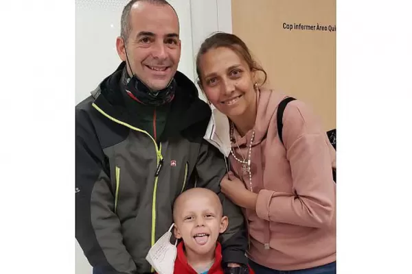 Le extirparon el tumor al pequeño Santi Vergara, que se recupera en España