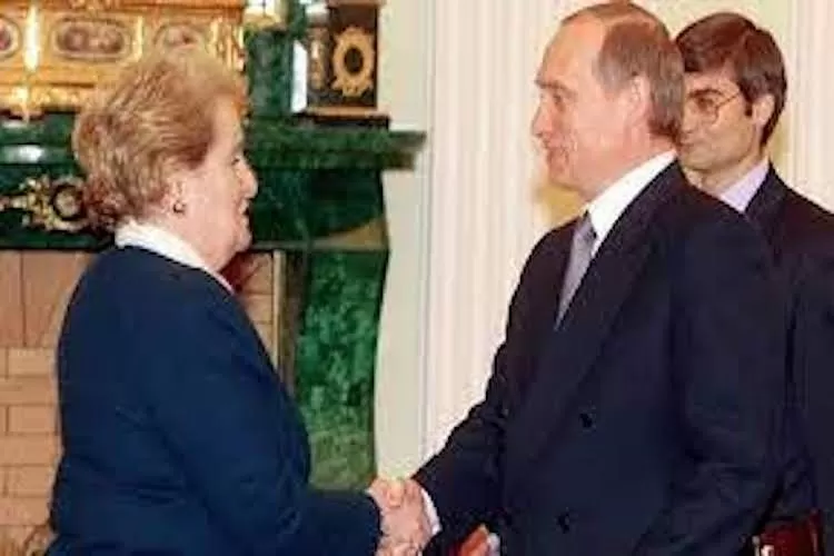 FRENTE A FRENTE. Albright y Putin sonríen, pero sólo para las fotos.