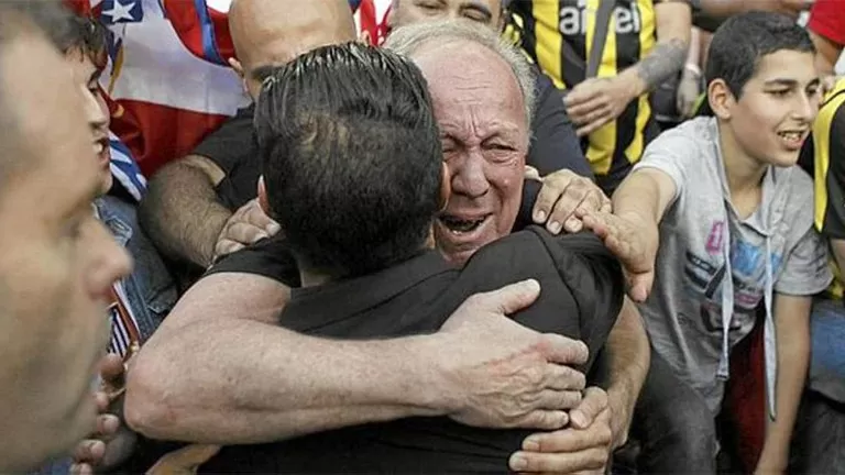 PADRE E HIJO. Carlos Simeone abraza a su hijo tras una victoria con el Atlético Madrid.