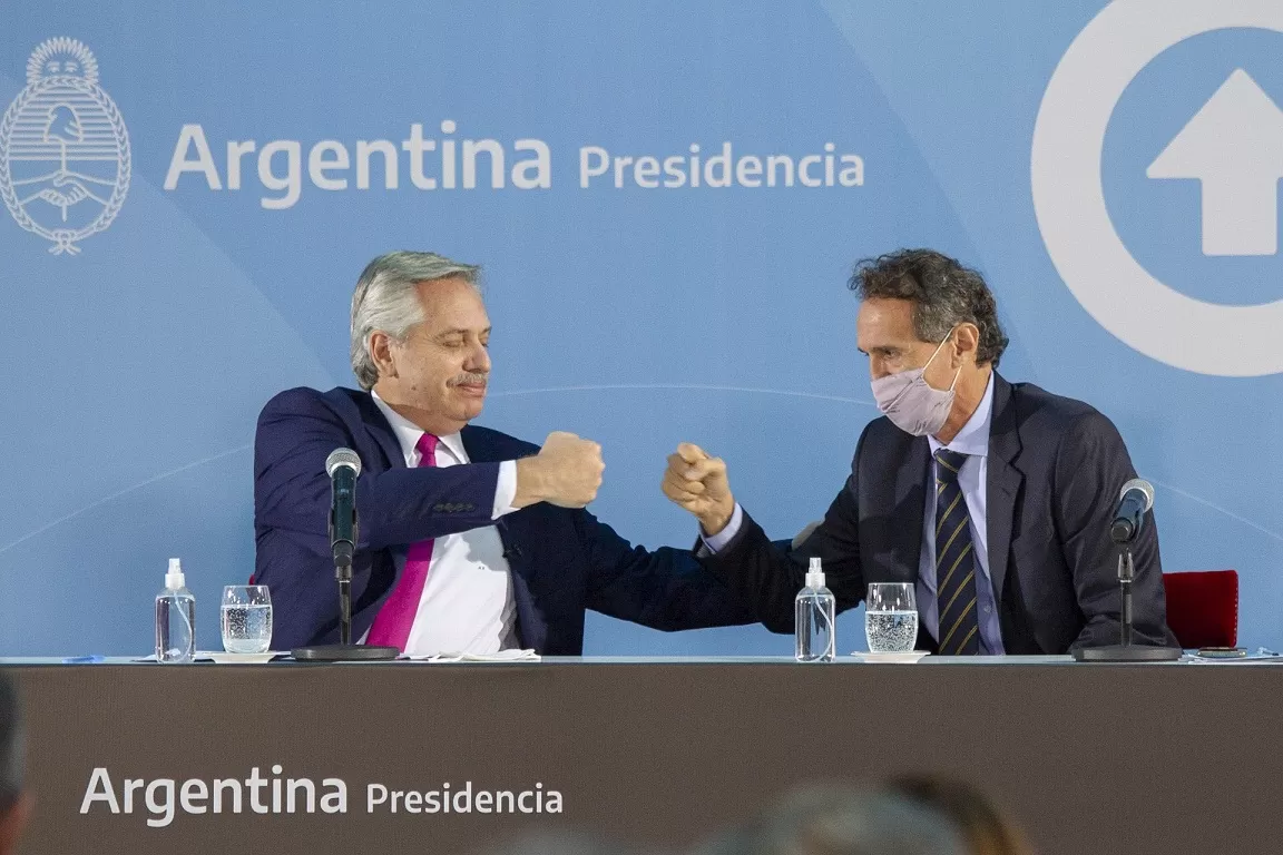 EN UN ACTO OFICIAL. El ministro de Obras Públicas de la Nación, Gabriel Katopodis, saluda al presidente Alberto Fernández. Foto de Twitter @gkatopodis