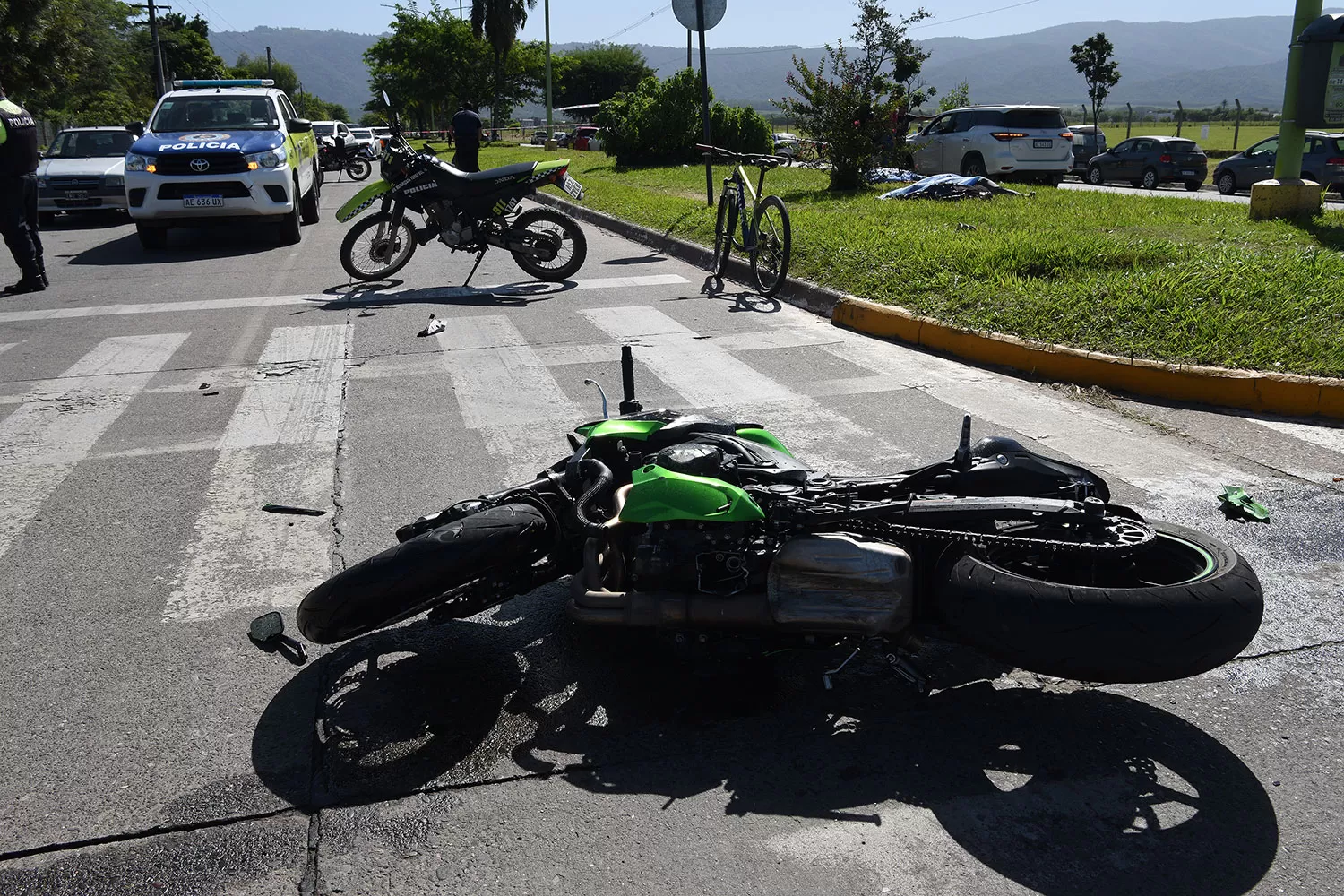 EL LUGAR. El joven que conducía la motocicleta, Julián Albornoz (34), y Kevin Toscano (19) impactaron contra la parte izquierda de una camioneta que quiso doblar por calle Las Rosas, luego de dar verde el semáforo.