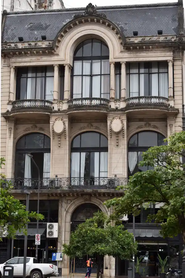 Los baluartes de la memoria arquitectónica alrededor de la plaza