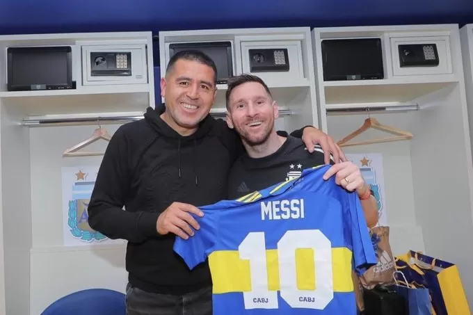 DOS ÍDOLOS. Riquelme le regaló la 10 de Boca a Messi.