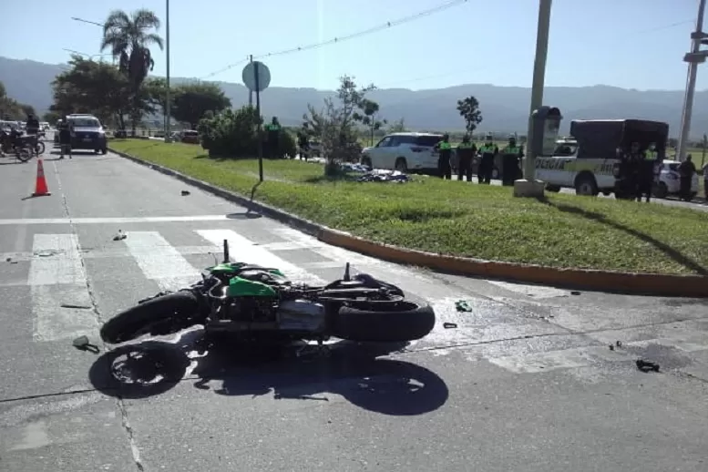 TRÁGICO IMPACTO. La moto en la que iban las víctimas del siniestro, en avenida Perón y Las Rosas. Foto: LA GACETA / JOSÉ NUNO