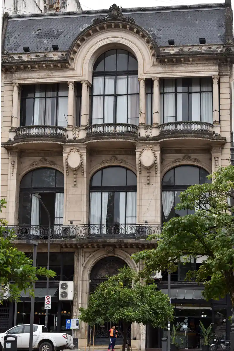 Los baluartes de la memoria arquitectónica alrededor de la plaza