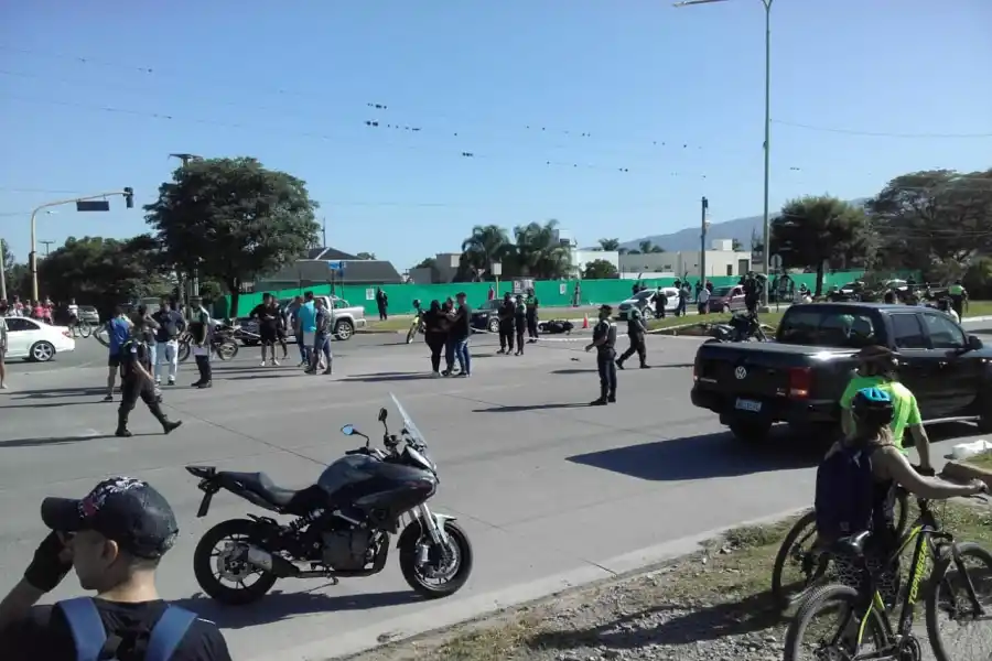 CONMOCIÓN EN YERBA BUENA. Policías trabajan en el lugar del trágico accidente entre una moto y una camioneta. Foto LA GACETA / JOSÉ NUNO