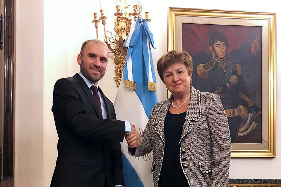 LOS NEGOCIADORES. El ministro Guzmán y Georgieva, gerenta del FMI. 