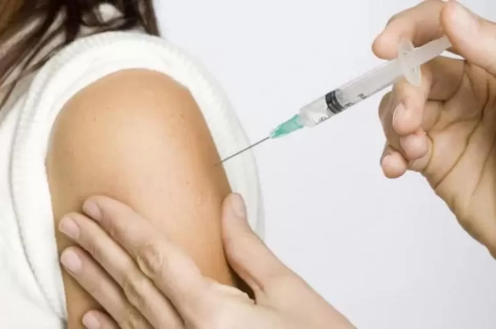 PARA PREVENIR EL VPH. Un estudio masivo realizado en Suecia arrojó que la vacuna reduce el 80 % de los casos de cáncer de cuello uterino. 