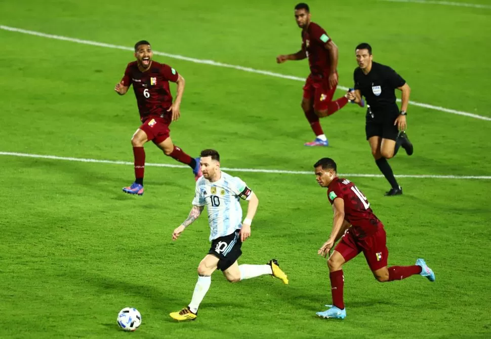 TODOS POR ÉL. Lionel Messi, el dueño de la pelota, seguido por tres venezolanos. El rosarino hizo un buen partido. 