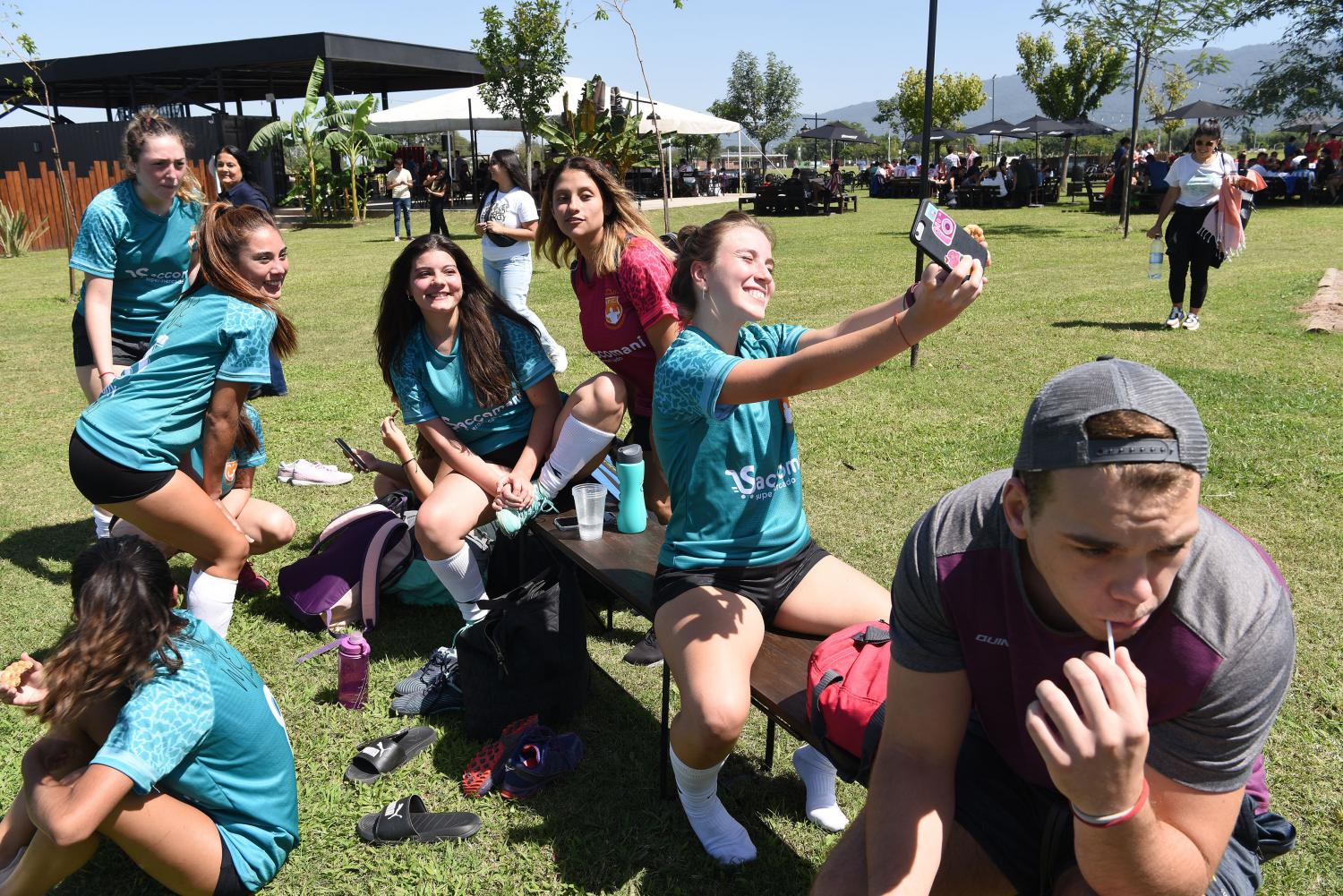FELICES. Las chicas de Messias FC, sin perder tiempo, se tomaron una selfie.