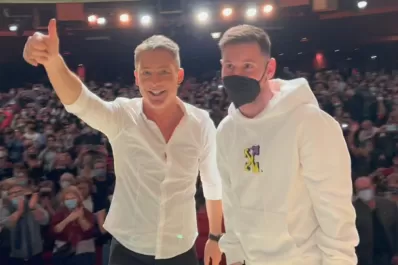 Messi fue a ver la obra de Adrián Suar, subió al escenario y se llevó una ovación