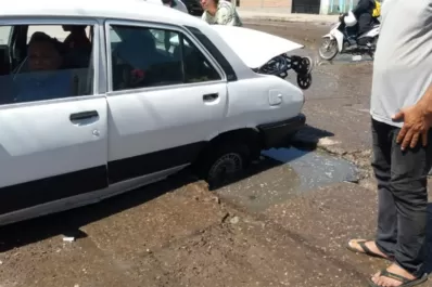 Otro auto cayó en el cráter de Villa 9 de Julio