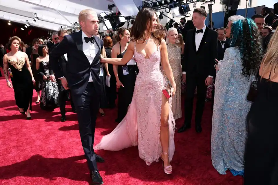 Lily James y los invitados caminan por la alfombra roja durante las llegadas de los Oscar a los 94º Premios de la Academia en Hollywood, los Ángeles, California, EE. UU., 27 de marzo de 2022. REUTERS/Mike Blake