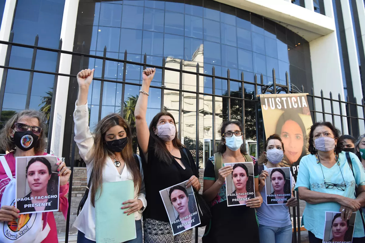 RECLAMO DE JUSTICIA. La familia de Paola y militantes feministas no descartan avanzar por la vía penal si se llegaran a archivar las presentaciones. 