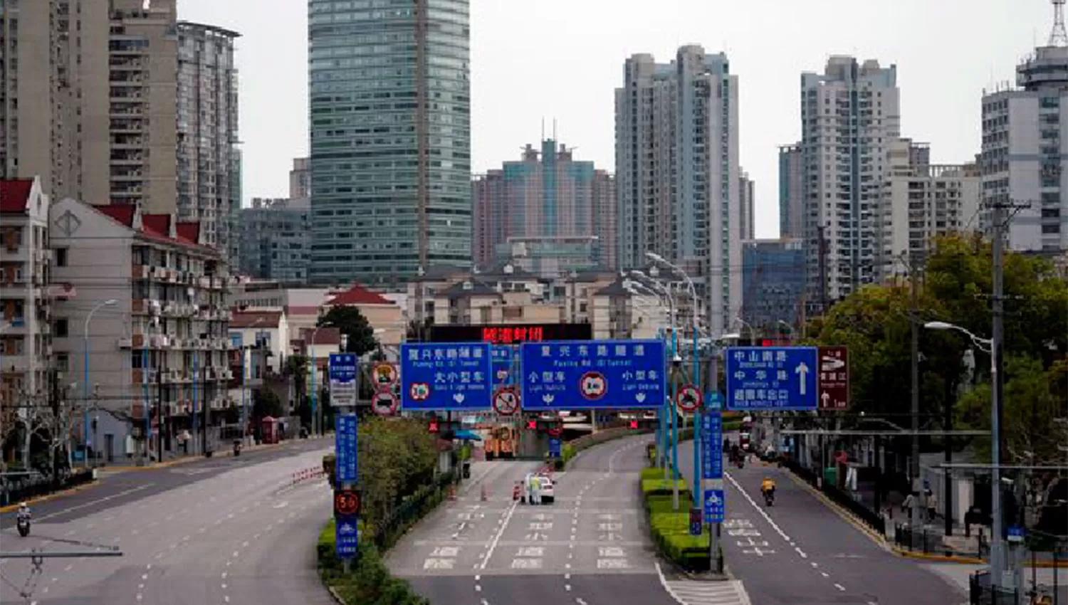 VACÍAS. Las calles de acceso al centro financiero de Shanghai permanecerán cerradas durante los próximos nueves días para evitar una escalada de los casos de Covid-19.