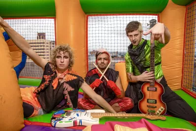 La banda de rock Hollywood Bungalows lanza su primer álbum