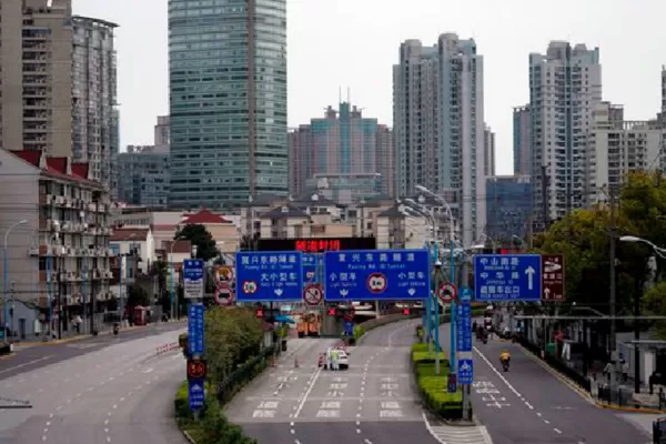 China confinó a la mitad de Shanghai por otro brote de coronavirus