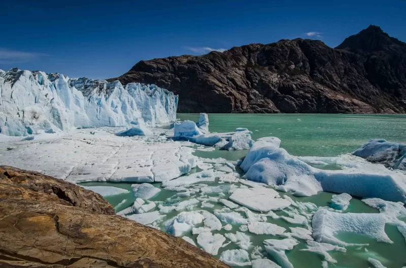 CALENTAMIENTO GLOBAL. Con el inminente derretimiento de los glaciares que estaban congelados, se ve afectada la entrada de agua al planeta. ARCHIVO LA GACETA  