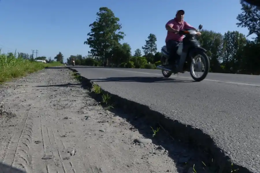 En todo el recorrido se puede apreciar el estado de la ruta, la falta de señalización, de iluminación y banquinas en mal estado.