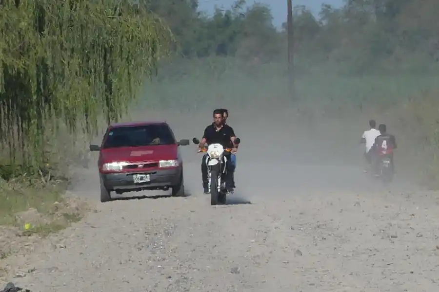 El acceso a Finca Cornet, entre la comuna de Arcadia y el río Gastona. Faltan mejoras en la ruta y la circulación es caótica.