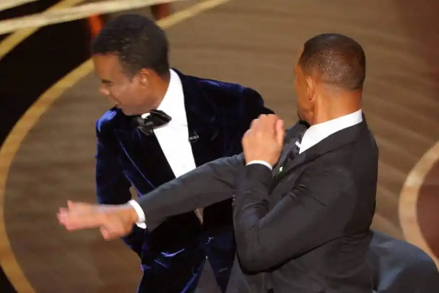 El momento en que Will Smith golpea al humorista Chris Rock durante la ceremonia de los Oscar
