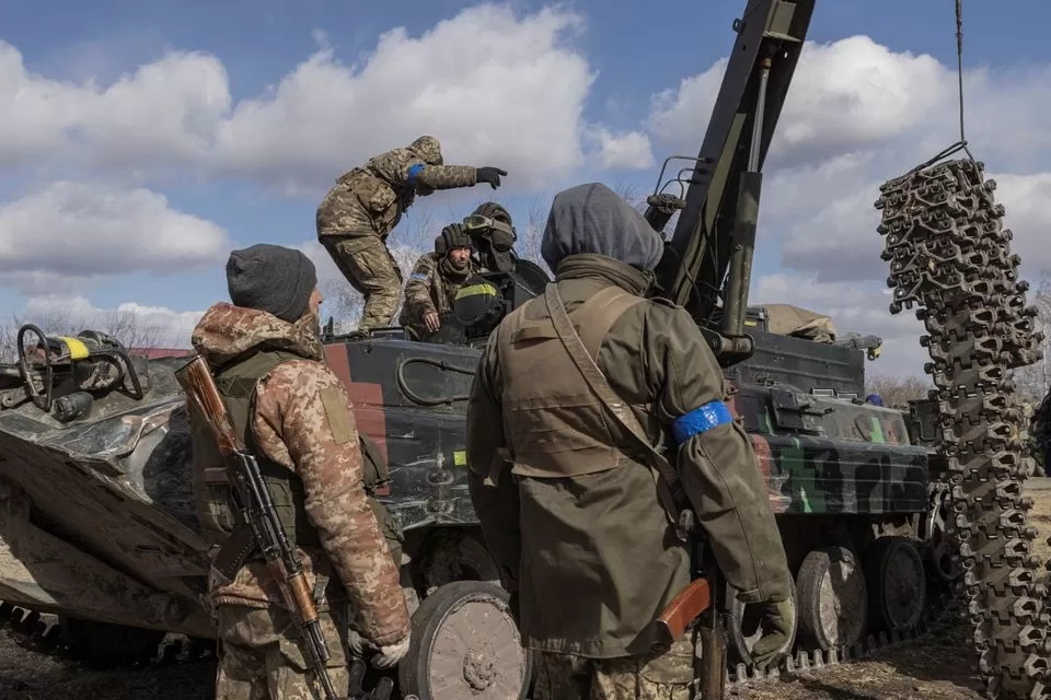 Militares ucranianos apostados en la aldea de Lukashi, en las afueras de Kiev, mientras continúa la invasión rusa de Ucrania. (Reuters)