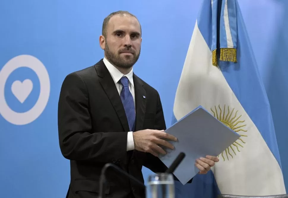 CAUTELA. Guzmán pretende fortalecer la moneda argentina de cara a los vaivenes de la economía global.  