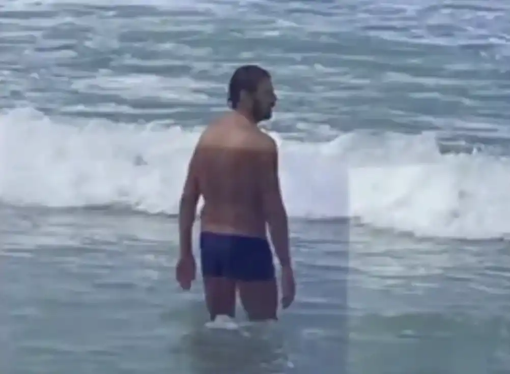 Juan Darthés en una playa de Brasil