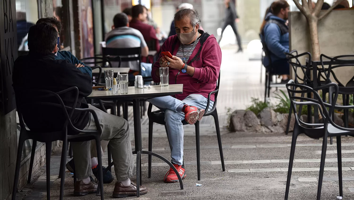 ABRIGADOS. La mañana obligó a los madrugadores a salir arropados de sus casas.