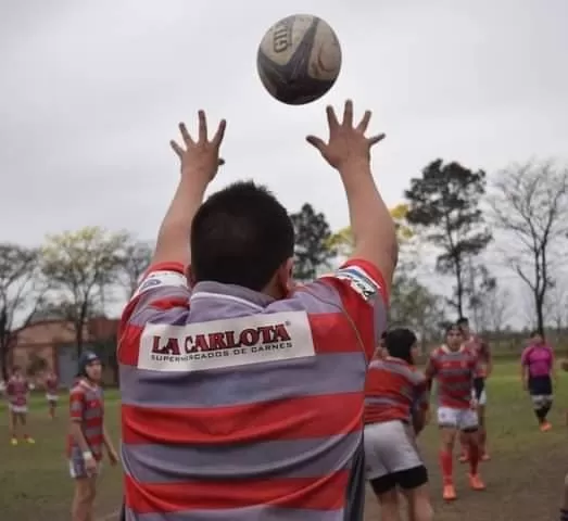 A SACAR DE NUEVO. El line representa poner de nuevo la pelota en juego; a eso quiere apuntar el mundo del rugby, para dejar atrás los lamentables hechos de violencia. Foto Facebook Lince Rugby Club Tucumán 