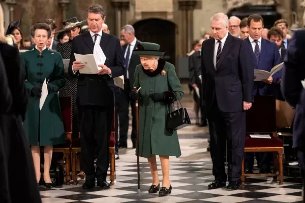 La reina Isabel reapareció en público tras cinco meses, en una misa para conmemorar a Felipe