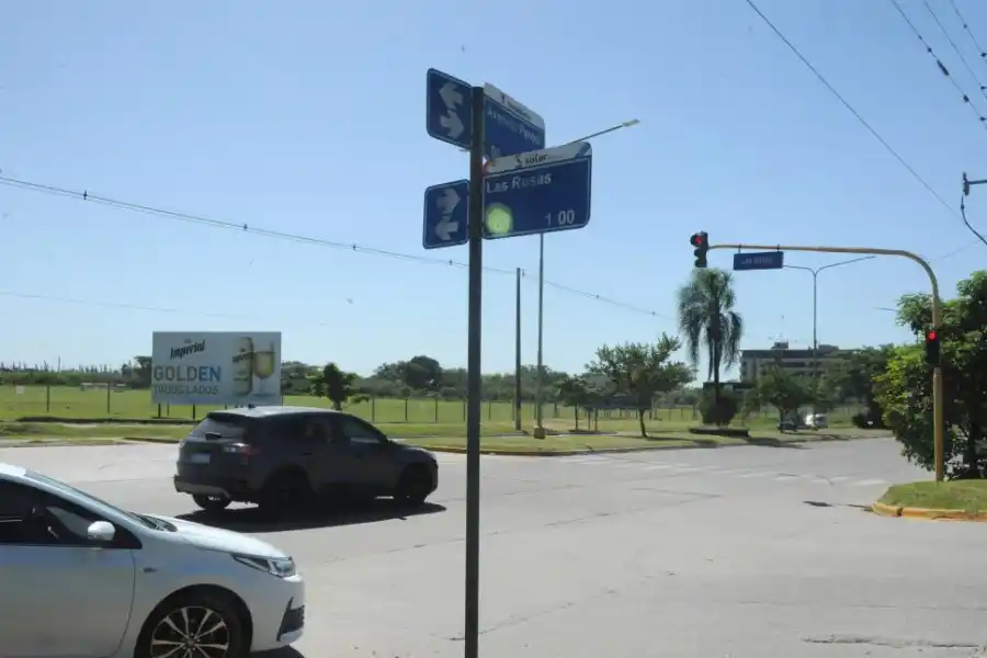 LAS ROSAS Y PERÓN. Los vehículos superan el límite de velocidad. 