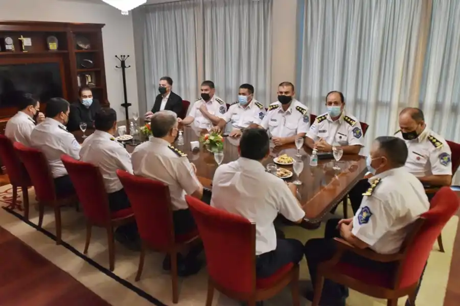 EN LA LEGISLATURA. Autoridades de la Cámara provincial, junto a la Plana Mayor de la Policía. Foto: Prensa HLT