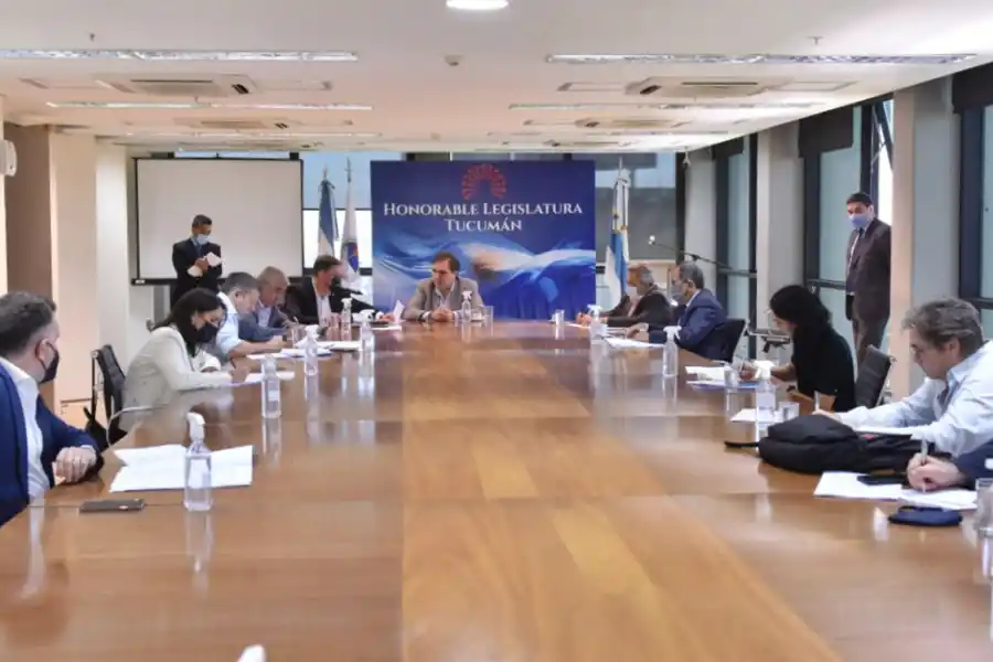 EN LA LEGISLATURA. Javier Morof presidió la Labor Parlamentaria. Prensa HLT