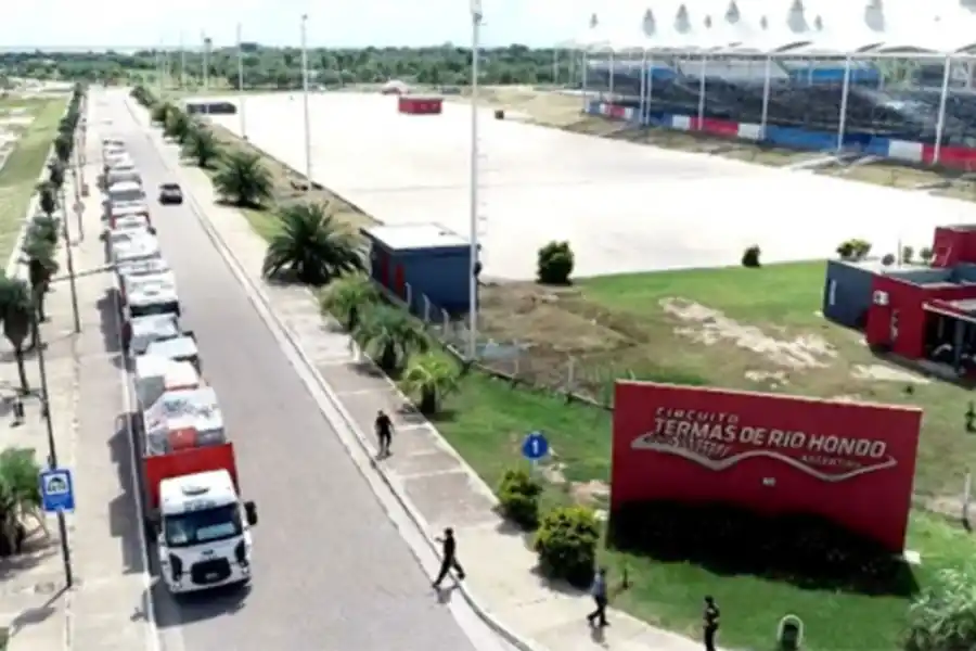 INCESANTE. Durante las últimas horas decenas de camiones circulan por los alrededores del circuito de Termas.