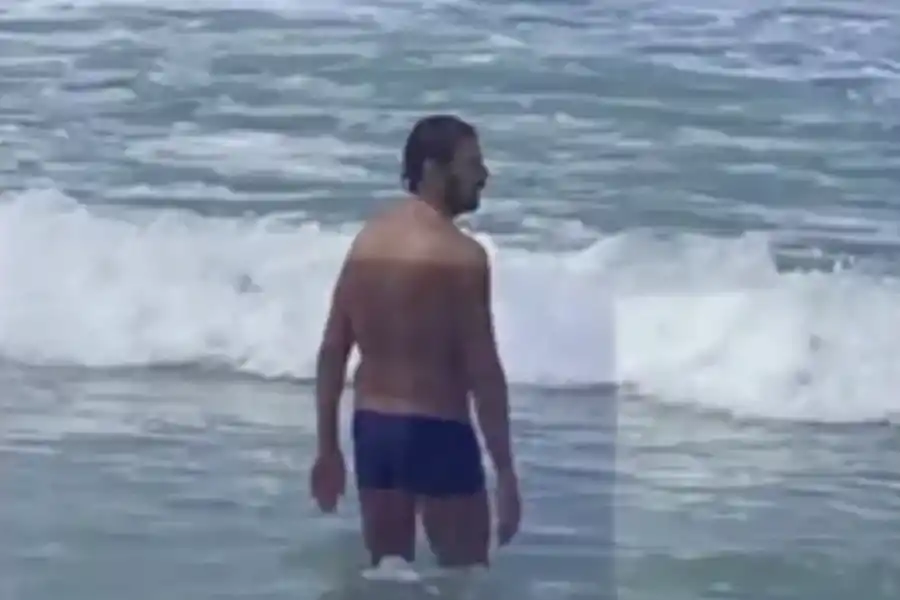 Juan Darthés en una playa de Brasil