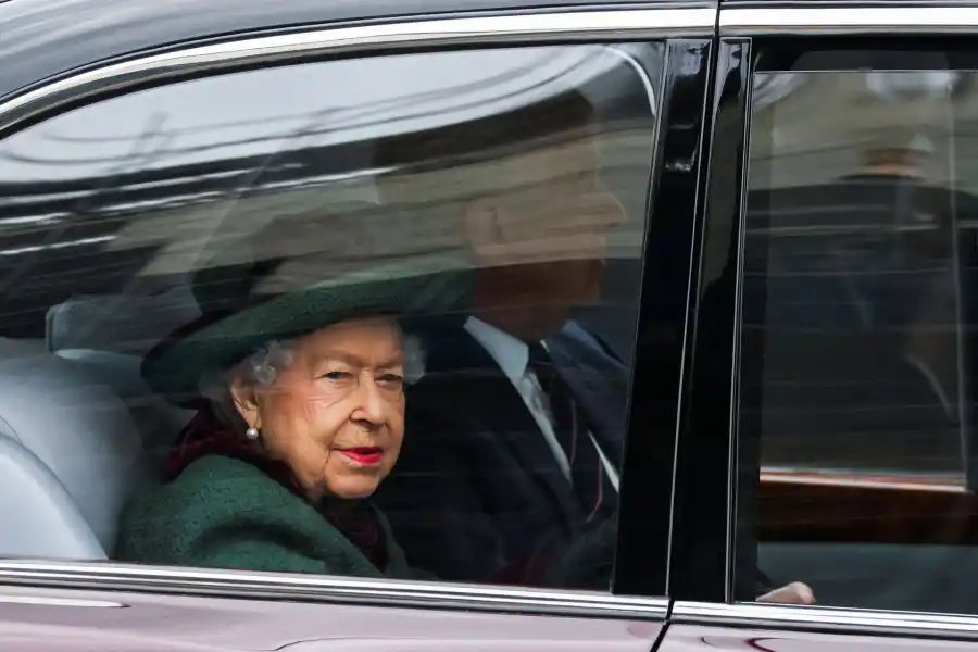 La reina Isabel de Gran Bretaña y el príncipe Andrés, duque de York, llegan para el servicio de acción de gracias por el difunto príncipe Felipe, duque de Edimburgo. (Reuters)