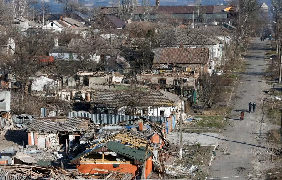 Una vista muestra los edificios dañados en el transcurso del conflicto entre Ucrania y Rusia en la ciudad portuaria sitiada del sur de Mariupol. (Reuters)