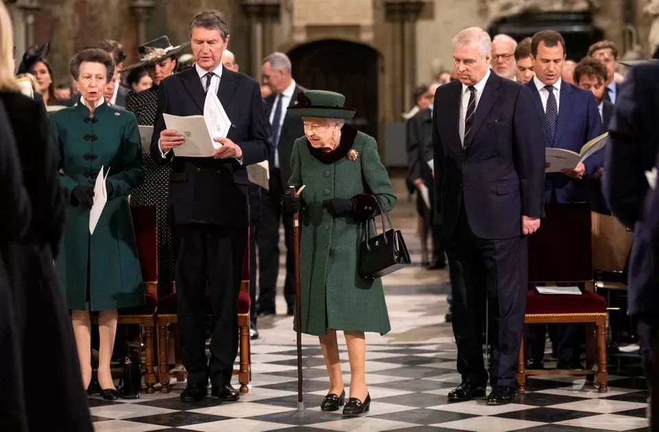 La reina Isabel de Gran Bretaña y el príncipe Andrés, duque de York, llegan para el servicio de acción de gracias por el difunto príncipe Felipe, duque de Edimburgo, en la Abadía de Westminster, en Londres. (Reuters)