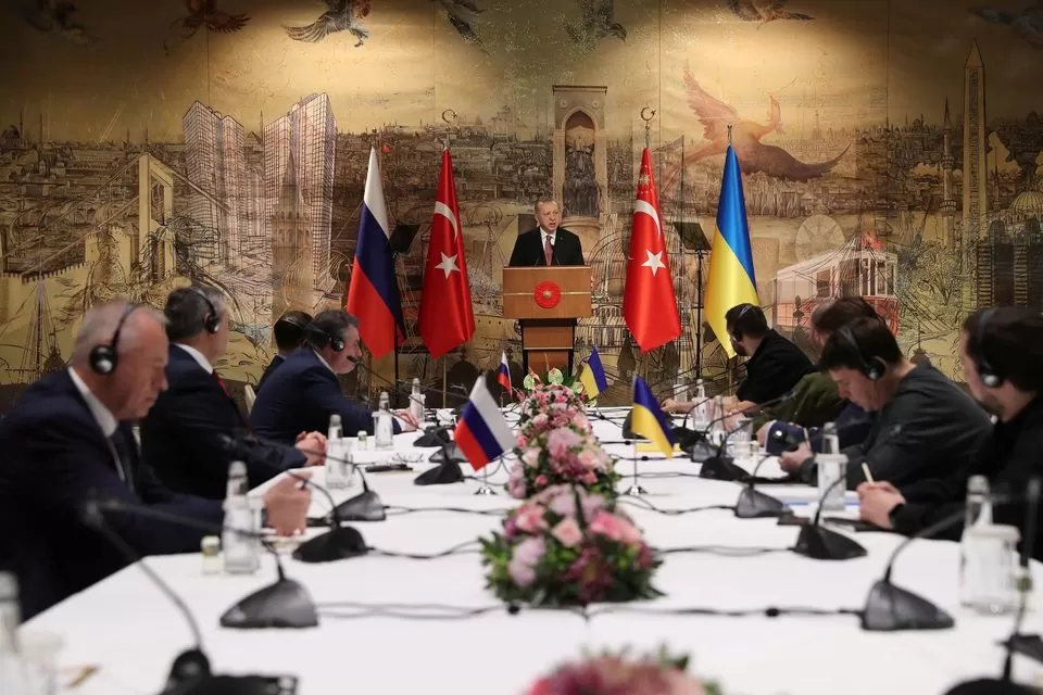 El presidente turco, Tayyip Erdogan, se dirige a los negociadores rusos y ucranianos antes de sus conversaciones cara a cara en Estambul, Turquía. (Reuters)