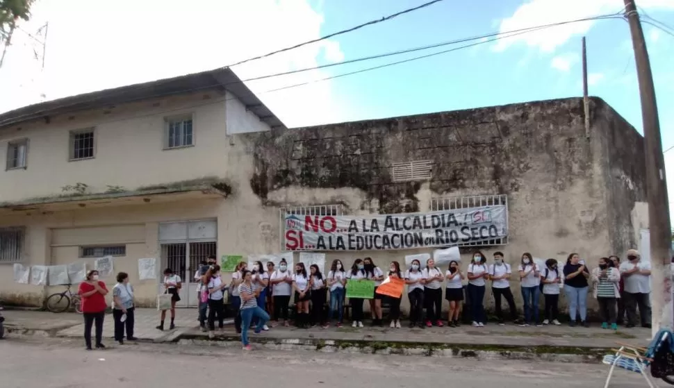 ACAMPADA. Los vecinos de Río Seco dicen que la alcaidía no debería ser instalada en el edificio destinado a escuela, sino en las afueras del pueblo. 