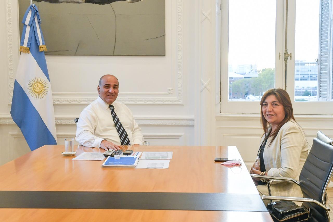 EN LA CASA ROSADA. El jefe de Gabinete, junto a la intendenta Sandra Figueroa, de Alberdi. Foto: Twitter @JuanManzurOK