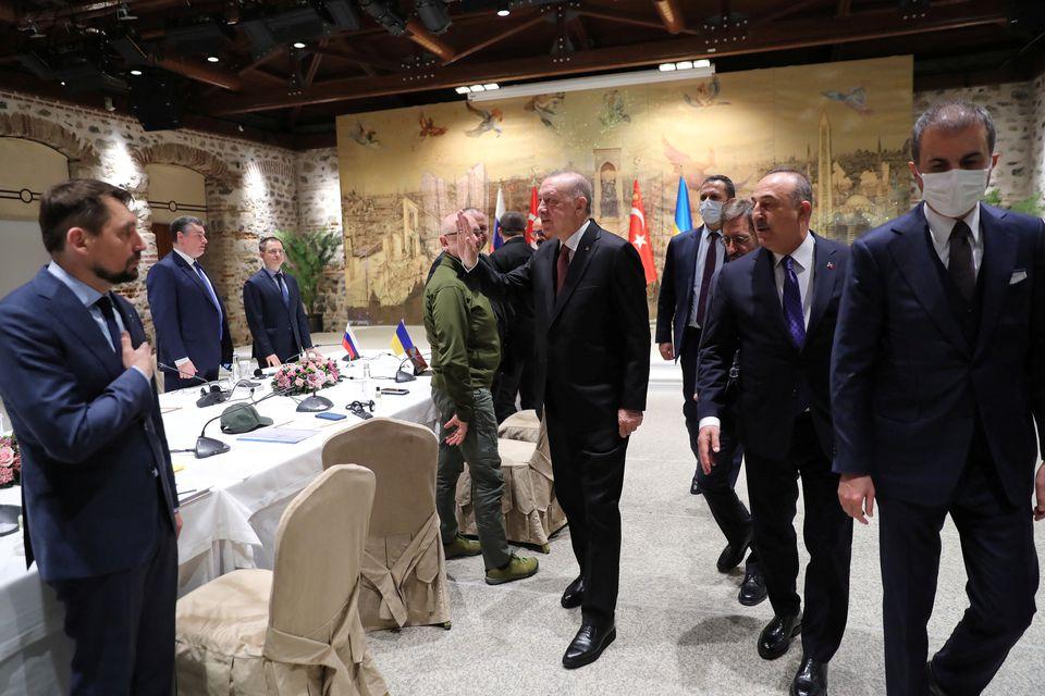 El presidente turco, Tayyip Erdogan, con los negociadores rusos y ucranianos. Foto de Reuters