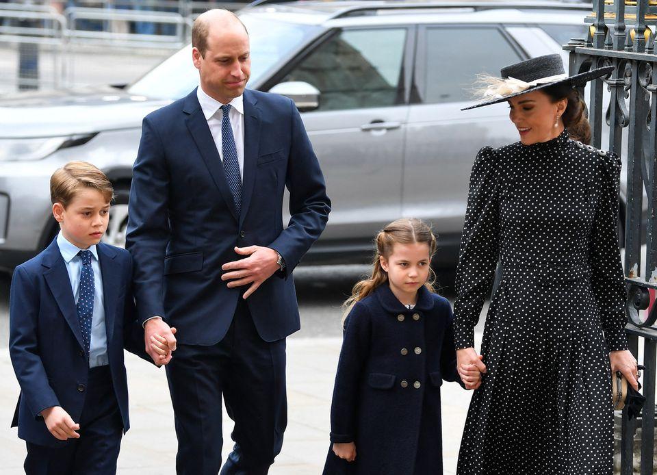 El príncipe William, Catherine, la duquesa de Cambridge y sus hijos, la princesa Charlotte y el príncipe George de Gran Bretaña llegan a un servicio de acción de gracias por el difunto príncipe Felipe, duque de Edimburgo. (Reuters)